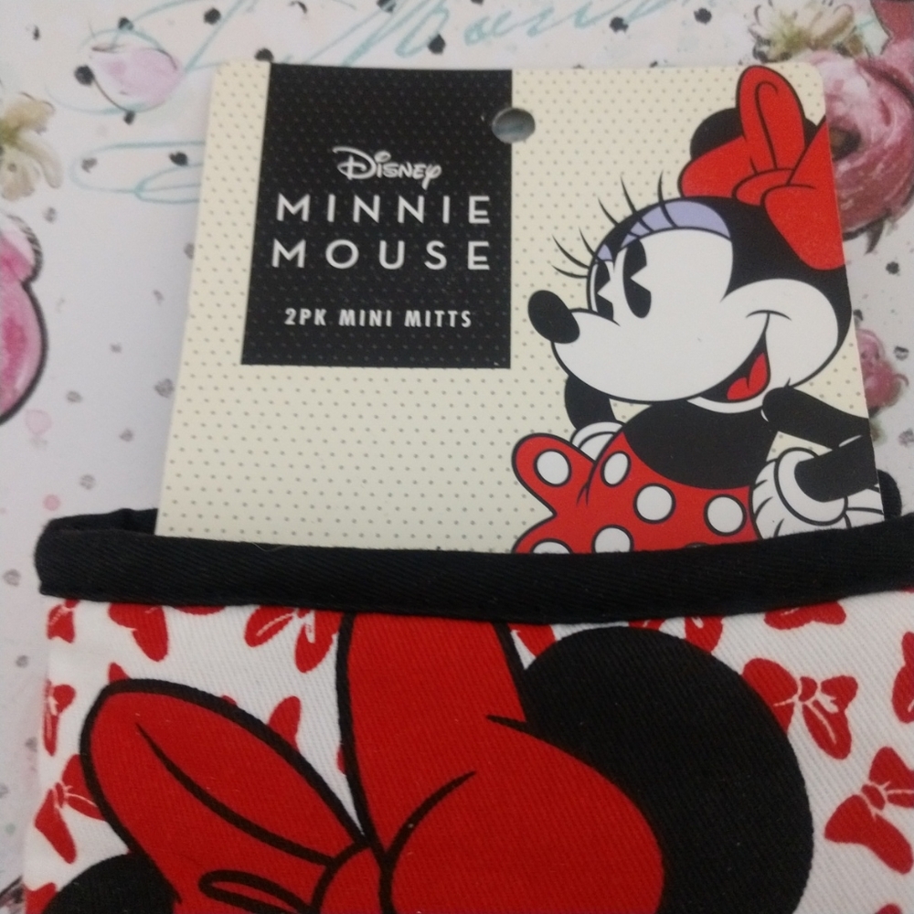 2 Pack Heat Resistant Minnie Mouse Mini Oven Mitts - Picture 3 of 6
